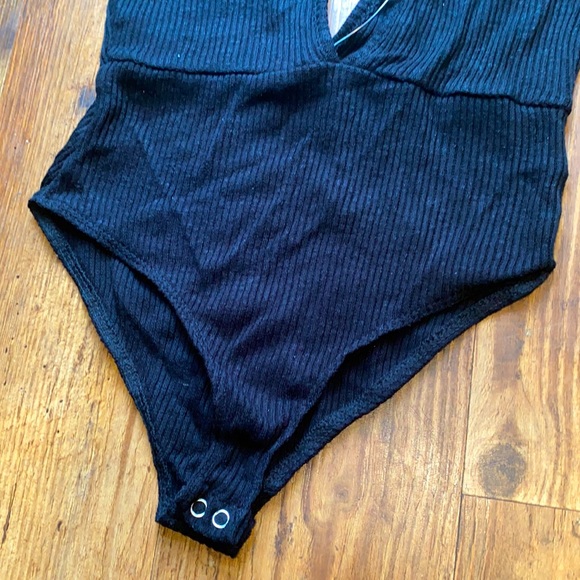 Fashion Nove plunged bodysuit - Picture 3 of 3